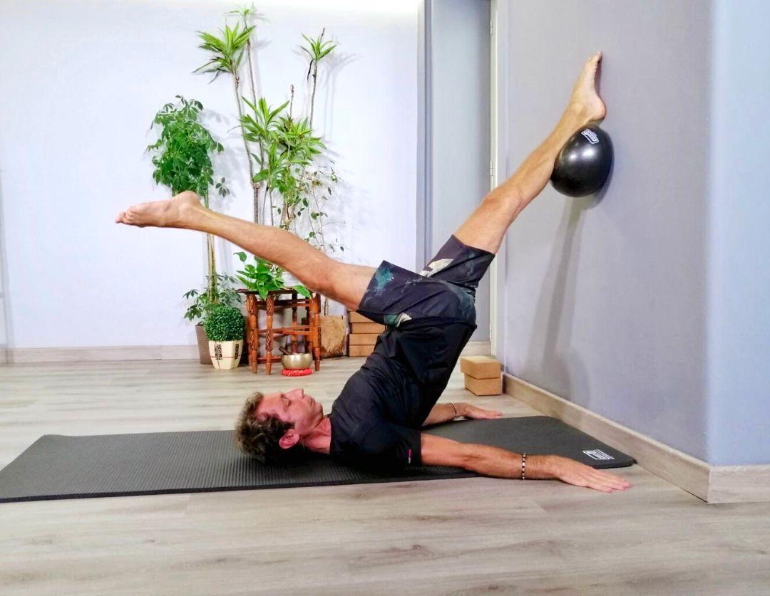 Come usare la soft ball di Pilates per stabilizzare colonna e anche