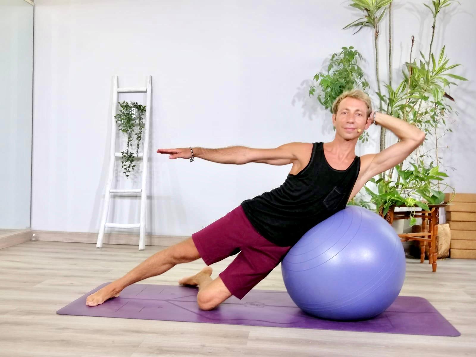 Esercizi con la fitball per un workout intenso