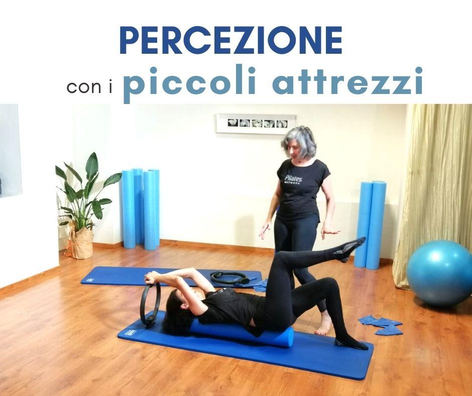 Esercizi di Pilates a casa con ring, rullo ed elastico