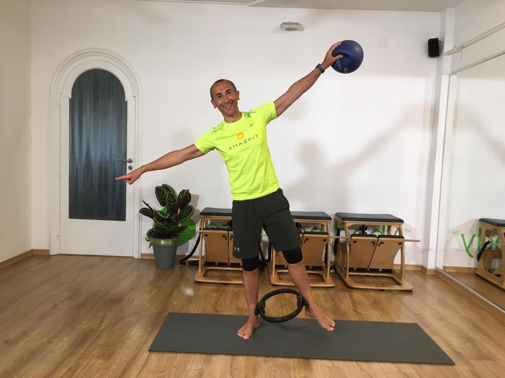 Allenamento di Pilates a circuito per addominali e gambe