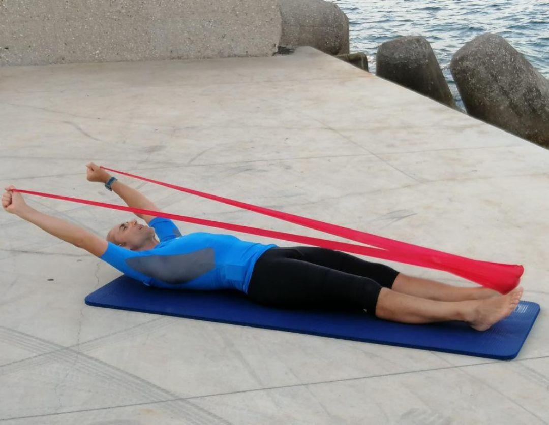 Esercizi di Pilates con l’elastiband: contrazioni e diagonali