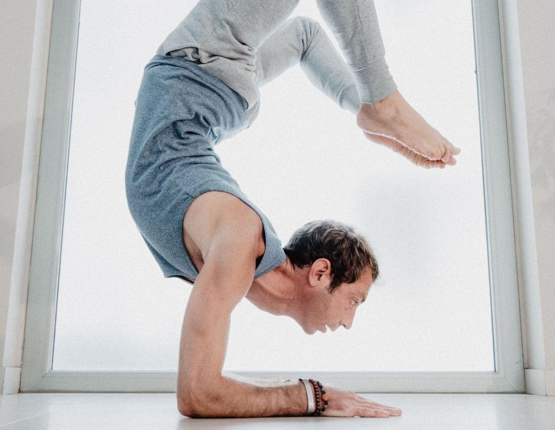 Corso yoga online: la posizione dello Scorpione