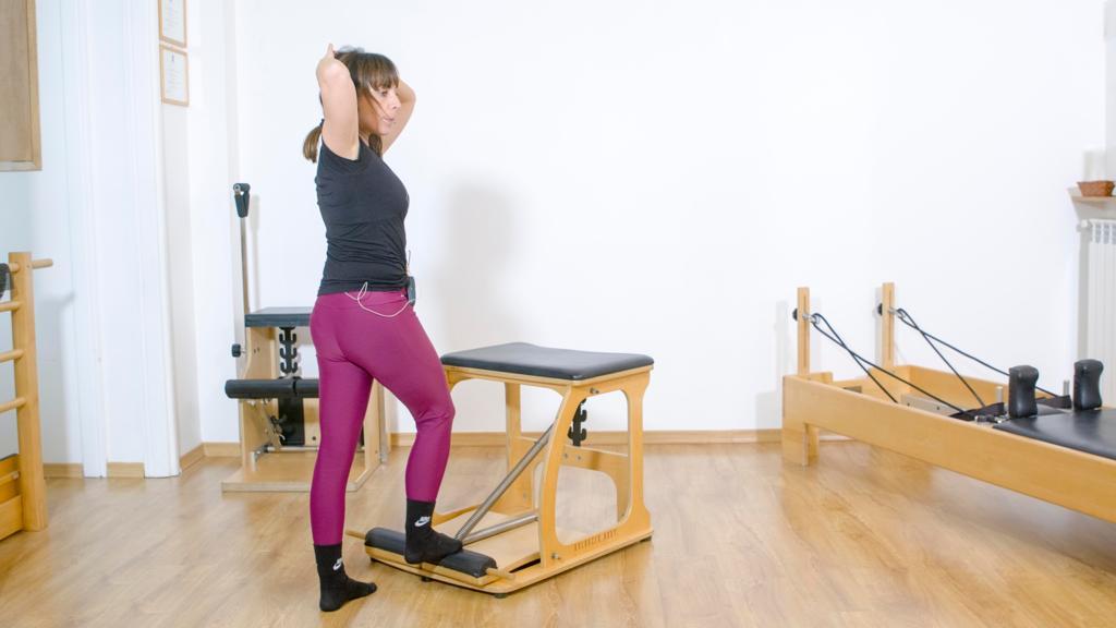 Pilates, lezione con la Chair per gambe e braccia